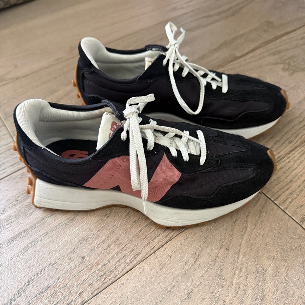 New Balance Black and Pink Sneakers, great condition, size 8.